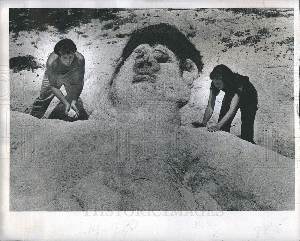 1977 Press Photo Big Man On Beach sandcastle at Indian Rocks Beach - Historic Images