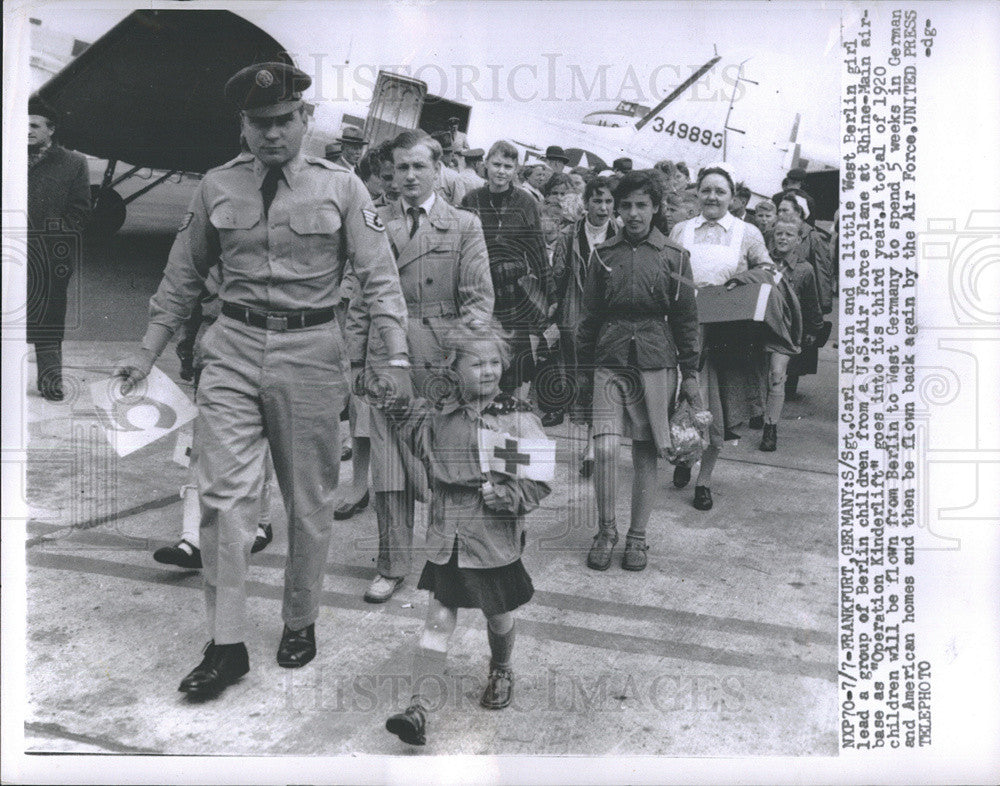 1955 Press Photo Sgt. Carl Klein lead Berlin children from plane in &quot;Operation - Historic Images