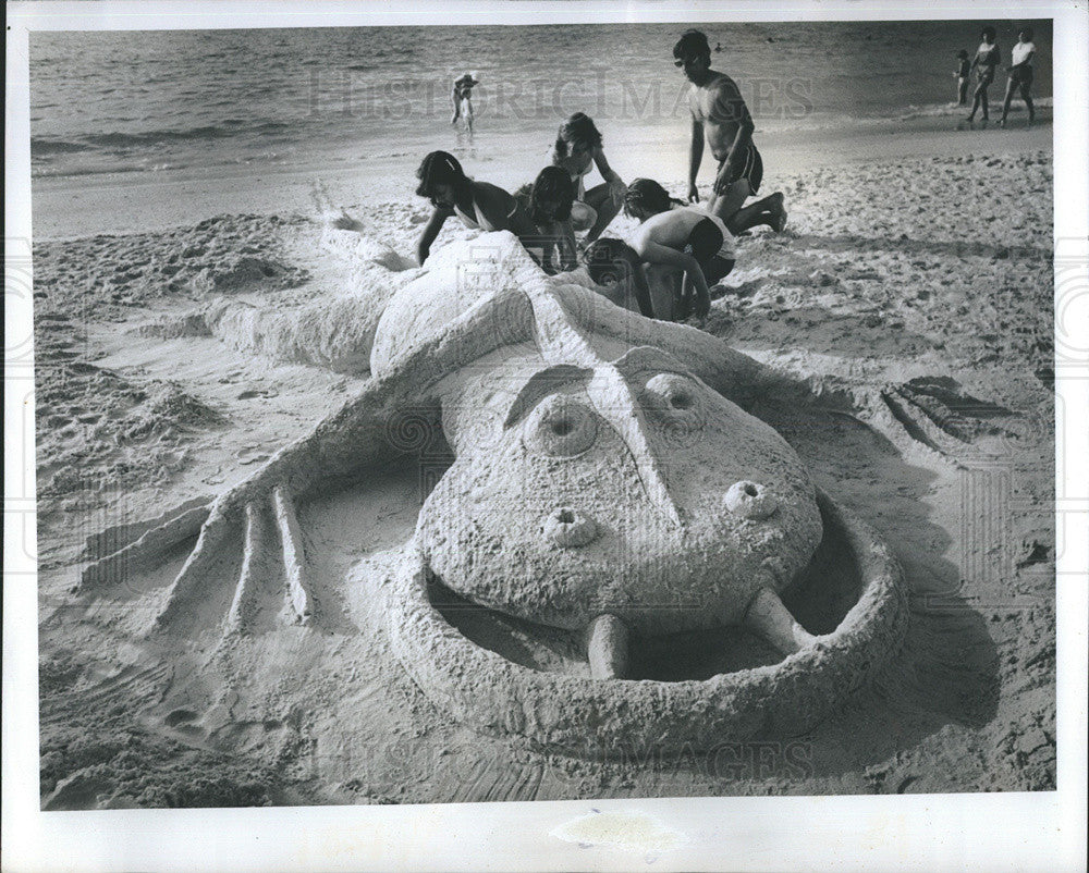 1978 Press Photo Tom Smalley And Family Building A Sand Sculpture Dragon - Historic Images