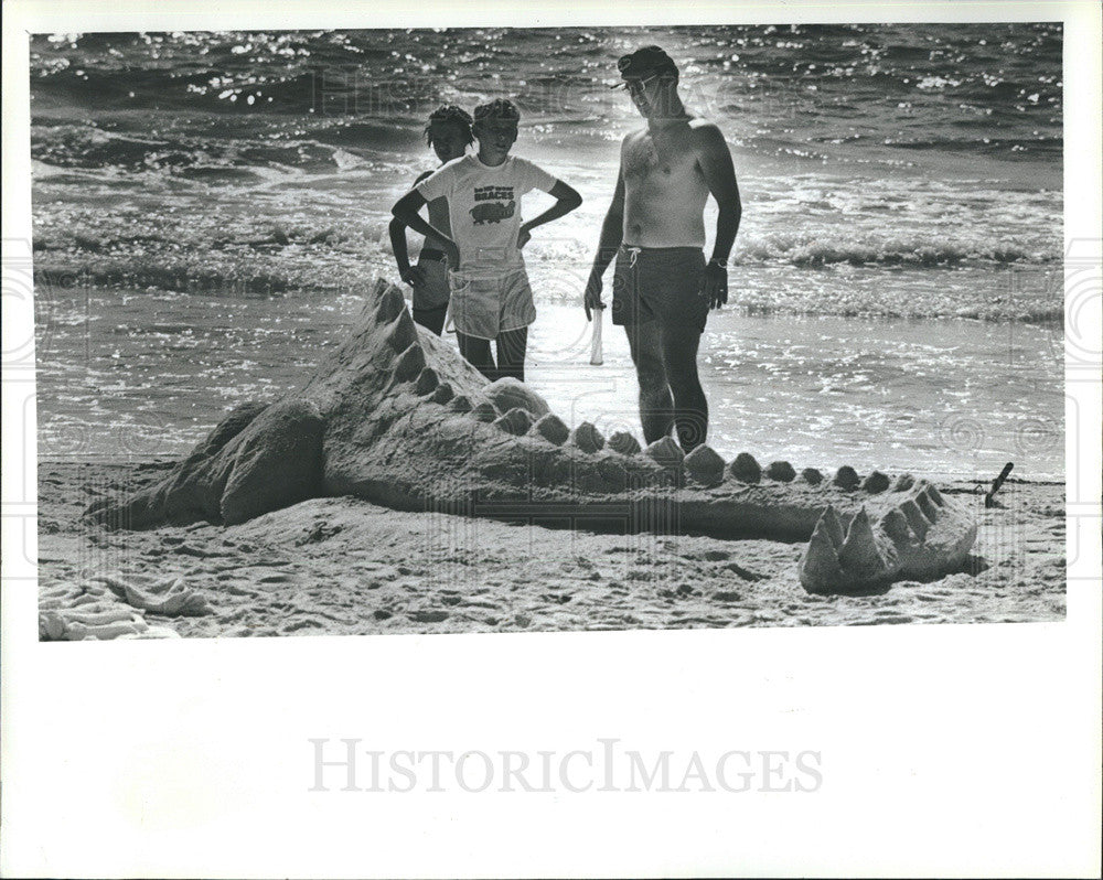 1979 Press Photo Don Shattler With Wife Etta And Sons Wesley And Steven On Beach - Historic Images