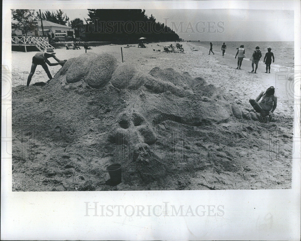 1978 Press Photo Laurence Kitchens And Doug Clement Building Sand Sculpture - Historic Images