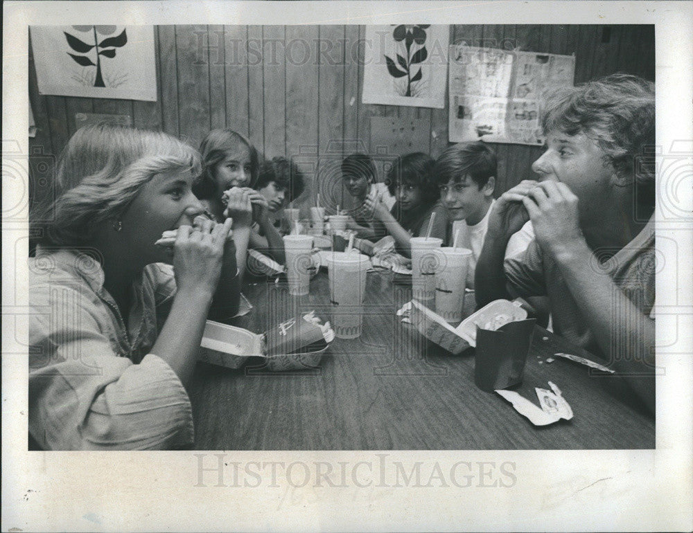 1977 Press Photo Kids eating Big macs - Historic Images