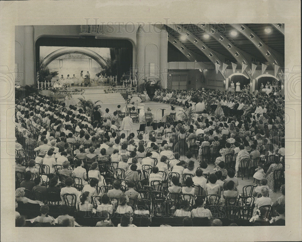 1957 Press Photo A Crowd Gathers To Watch Performance Under A Rainbow - Historic Images