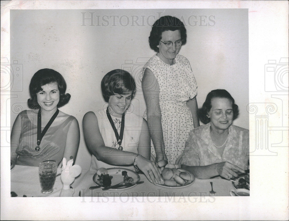 1965 Press Photo Dade City Rainbow Girls Entertain State Visitors At Dinner - Historic Images