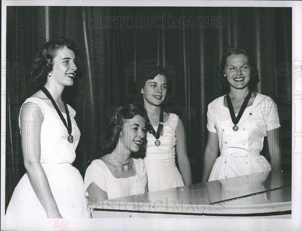 1957 Press Photo Rainbow Girls Organization Officers Sing At Piano - Historic Images