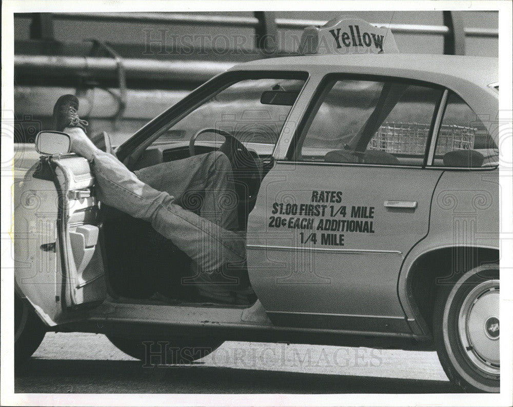 1981 Press Photo Taxi Driver Relaxes While Waiting For Riders Clearwater Marina - Historic Images