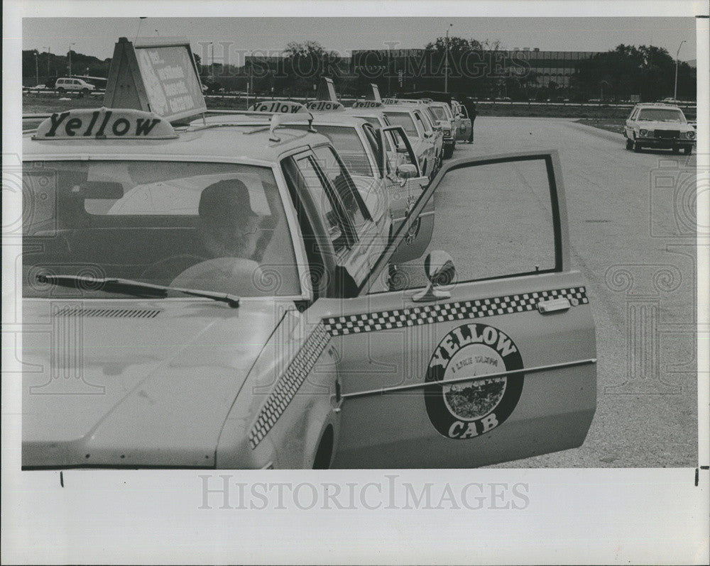 1987 Press Photo Taxi Driver Waits For Passengers At Tampa International Airport - Historic Images