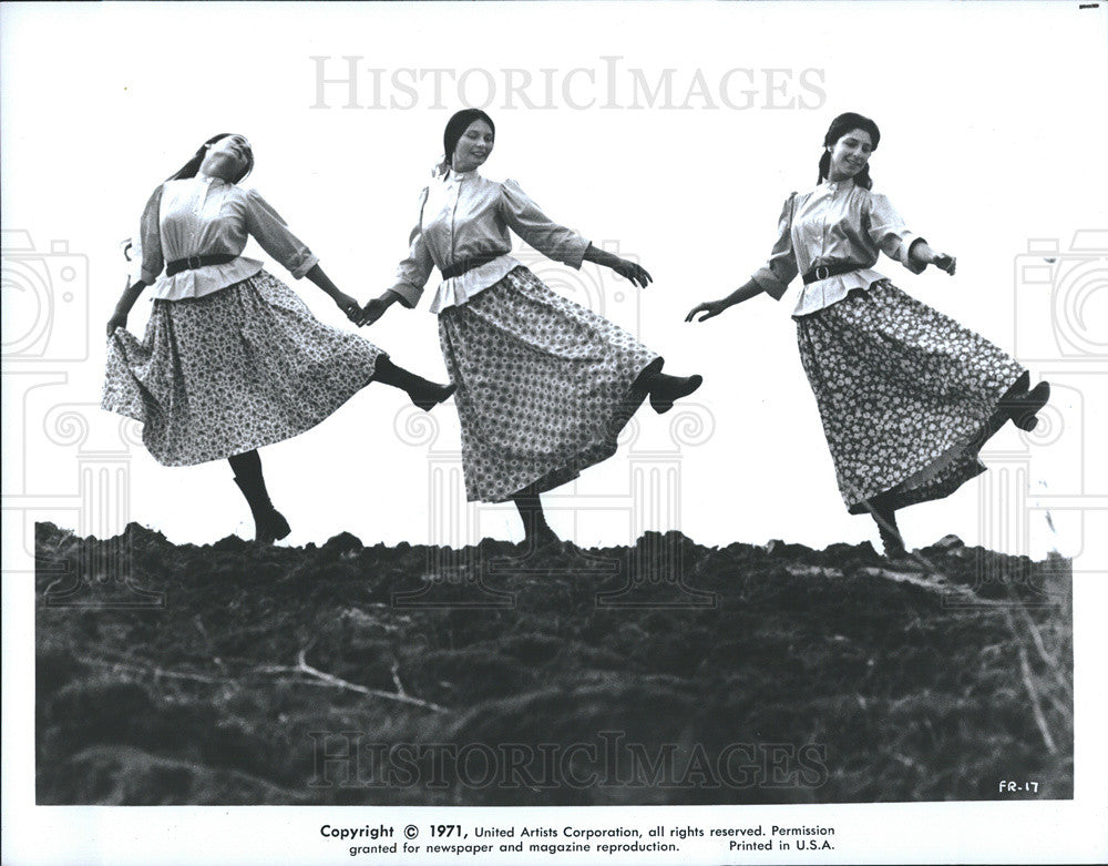 1971 Press Photo Molly Picon, Rosalind Harris & Mechelle Marsh in "Fiddler on - Historic Images