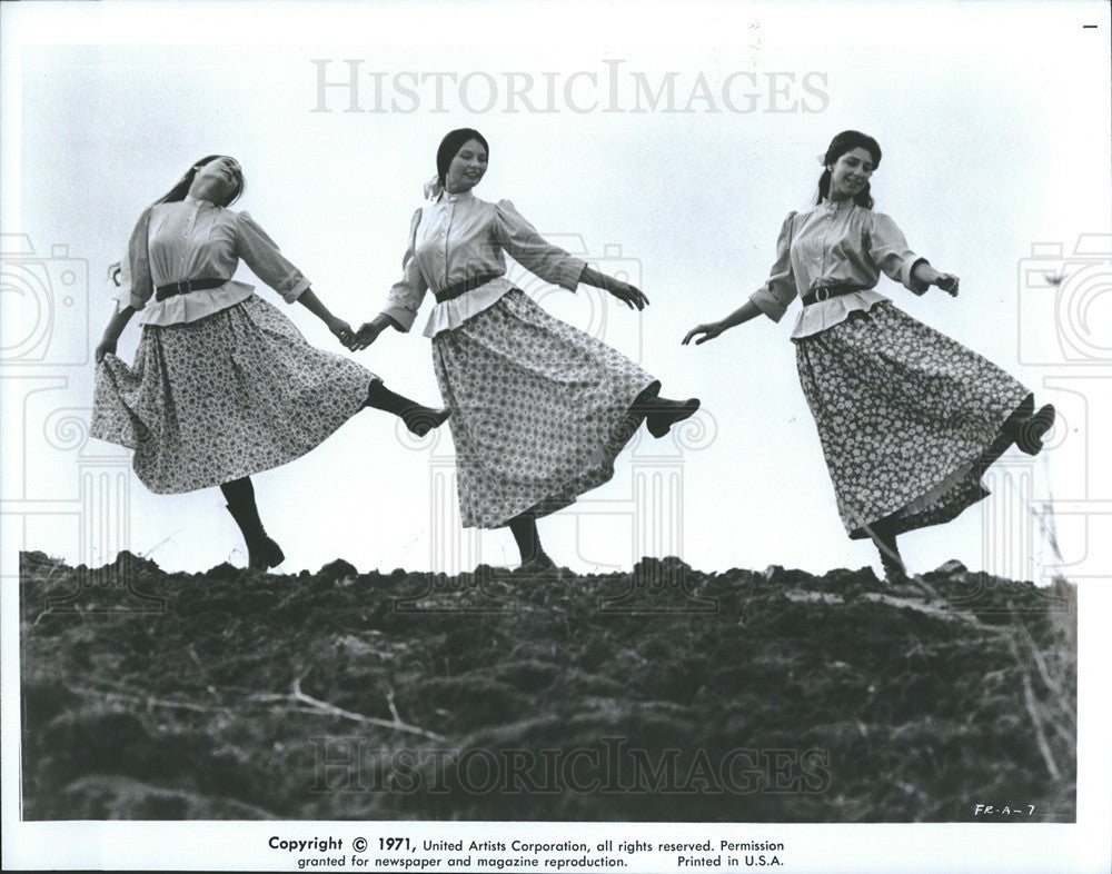 1971 Press Photo The three daughters in &quot;Fiddler On The Roof.&quot; - Historic Images