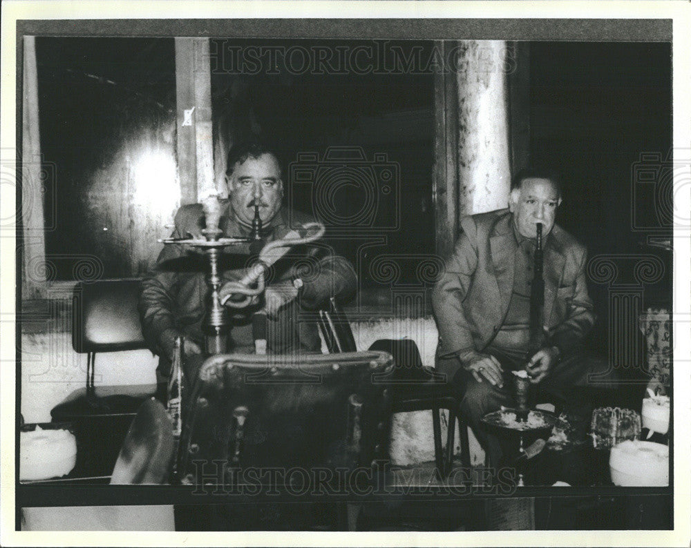 1985 Press Photo Turkish Men Enjoy Pipe Smoking In Istanbul - Historic Images