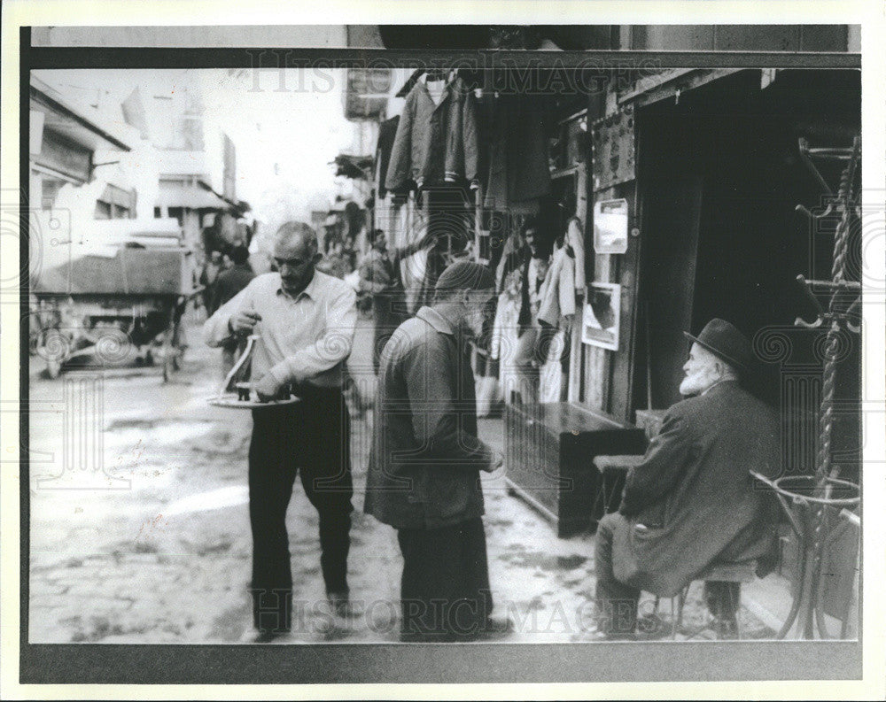 1985 Press Photo Turkish People Make Time For Hot Tea &amp; A Chat In Istanbul - Historic Images