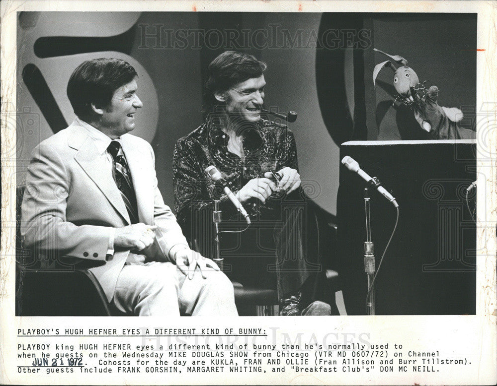 1972 Press Photo Hugh Hefner Playboy Owner Mike Douglas Show Host - Historic Images