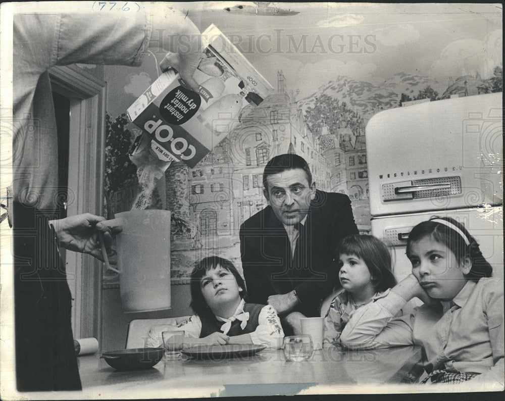 1964 Press Photo Rep Abner Milke and Three Daughters Test Ipac Food Budget - Historic Images