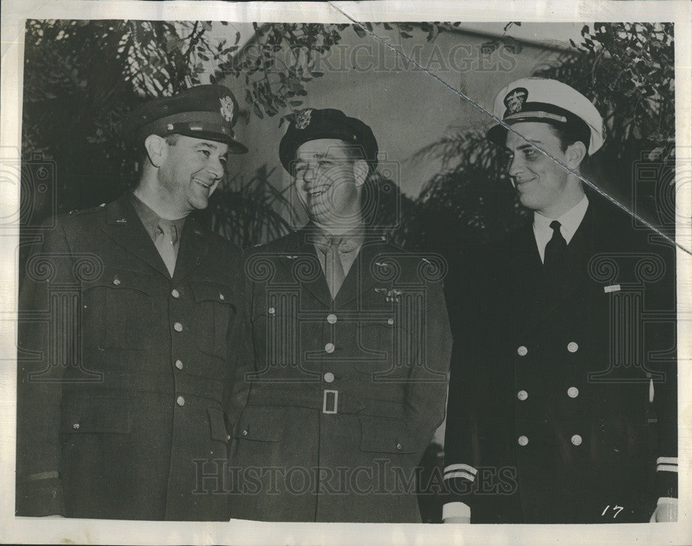 1943 Press Photo of Army Elliot(center)and Fraklin Jr. with Navy. - Historic Images