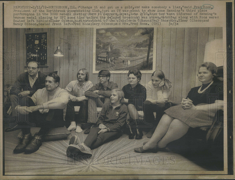 1972 Press Photo Northbrook Speedskating Club Watching Television Fred Roos - Historic Images