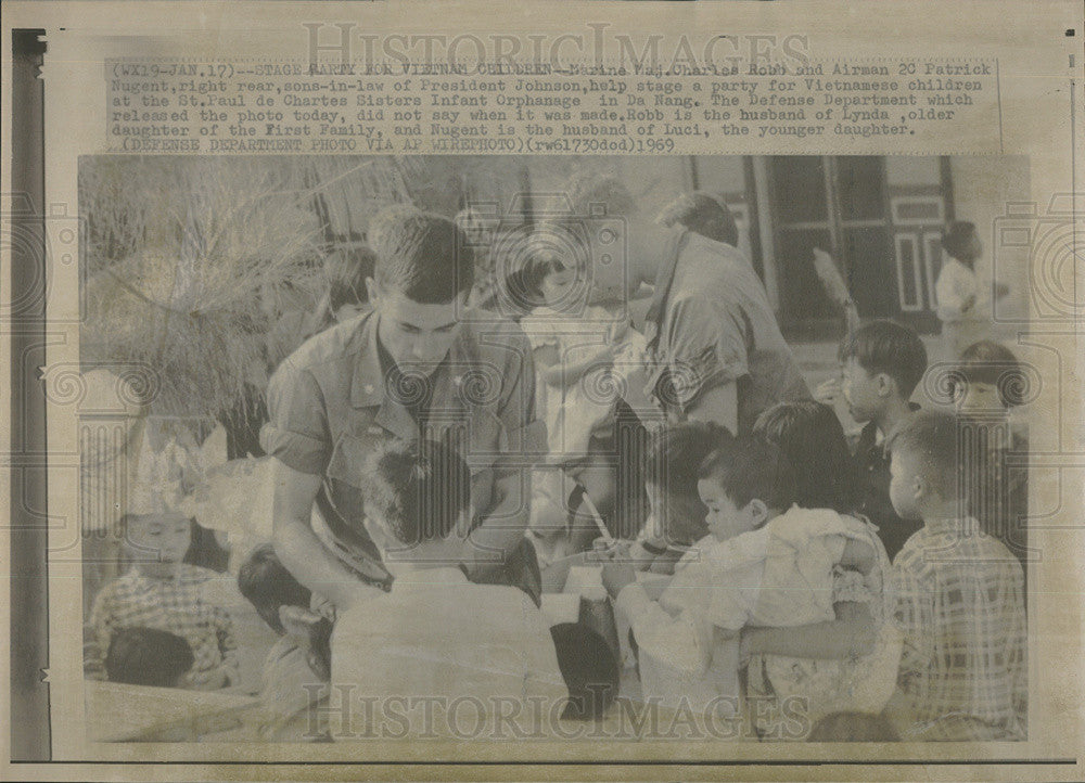 1969 Press Photo Stage Party For Vietnam Children Marine Maj. Charles Robb - Historic Images