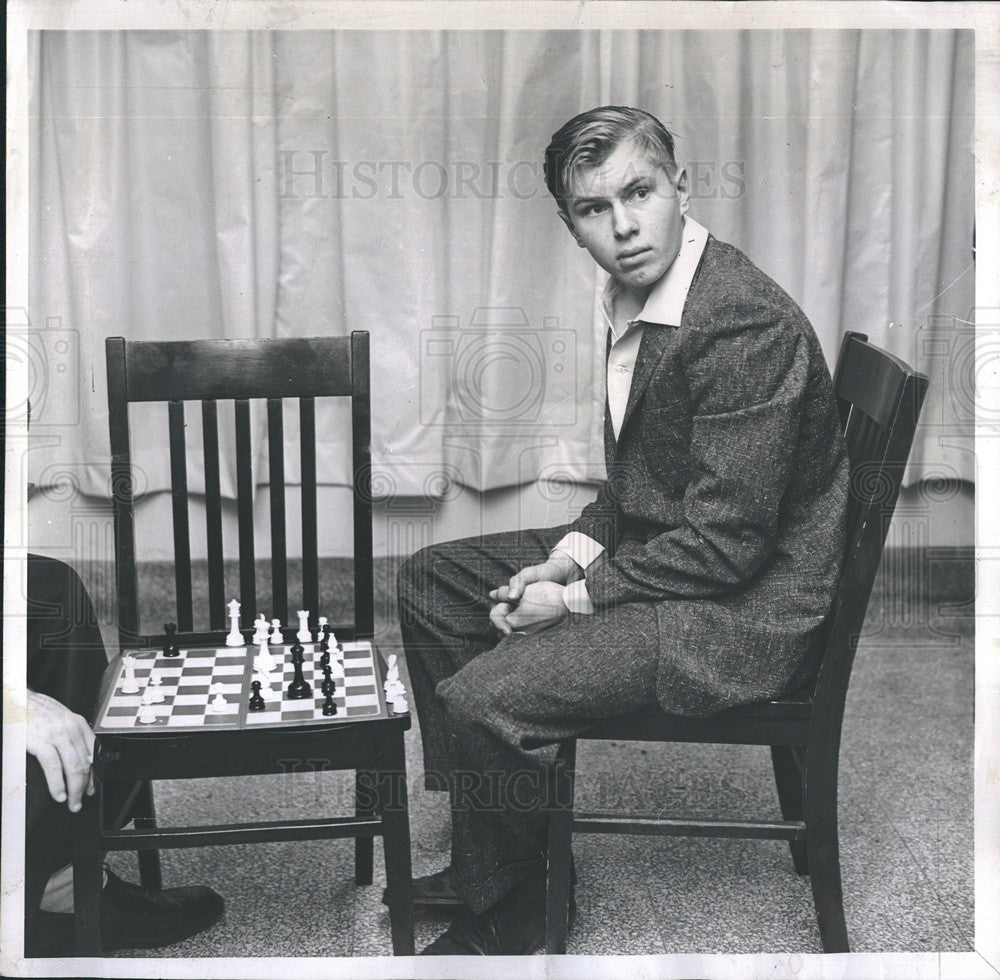 1961 Press Photo Wayne Olenick  Shot Sister Plays Chess Guard County Morgue - Historic Images