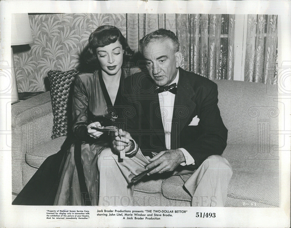 1952 Press Photo Marie Windsor and John Litel in &quot;The Two-Dollar Bettor&quot; - Historic Images