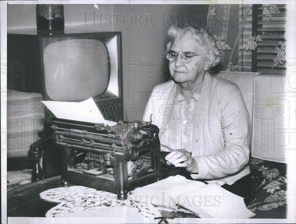 1957 Press Photo Mrs Laura Quinn, Justice of the Peace, Williamson, Ill - Historic Images