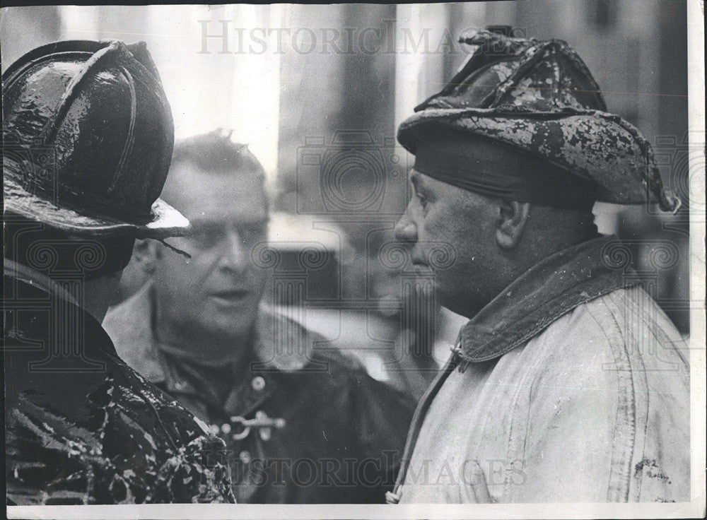 1973 Press Photo Commissioner Robert Quinn At The Scene Of Fatal Fire - Historic Images