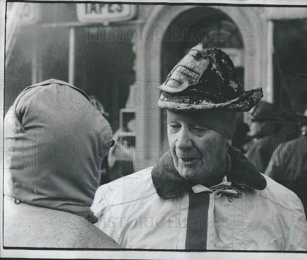 1975 Press Photo Commissioner Robert J. Quinn Was On The Scene - Historic Images