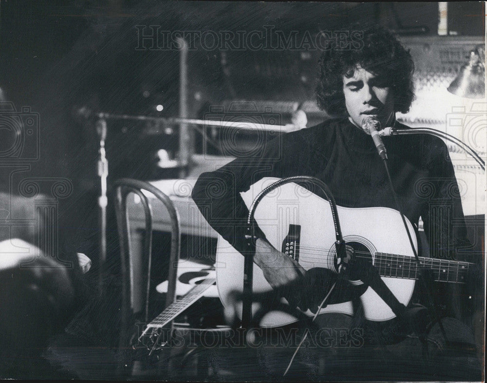 1972 Press Photo Bill Quateman playing guitar - Historic Images