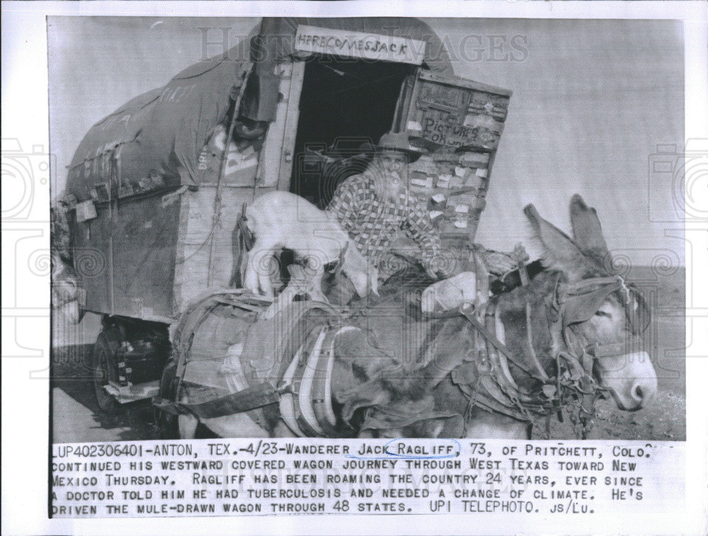Press Photo Wanderer Jack Ragliff, in his covered wagon in Texas. - Historic Images