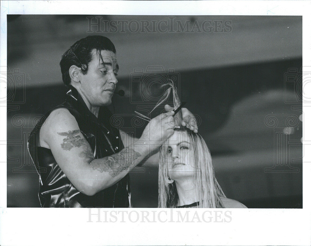 1994 Press Photo Stylist Oribe Cutting Hair Midwest Beauty Show Rosemont - Historic Images