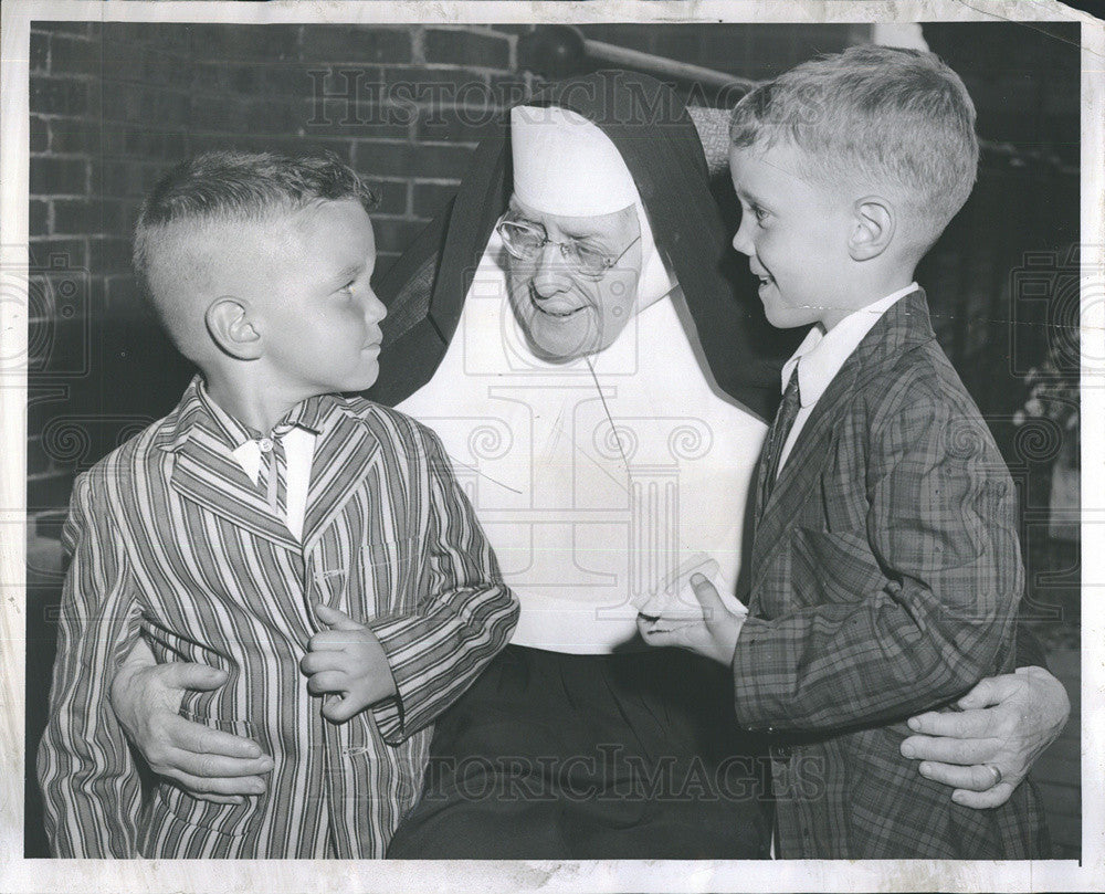 1957 Press Photo Peter Butler, Sister M. Benedict &amp; John Butler, Mercy hospital - Historic Images