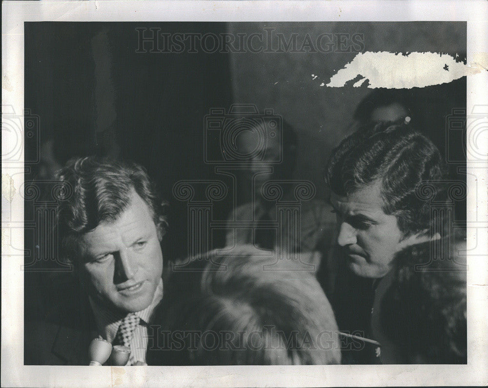 1975 Press Photo Senator Ted Kennedy and reporter Mike Nolan - Historic Images