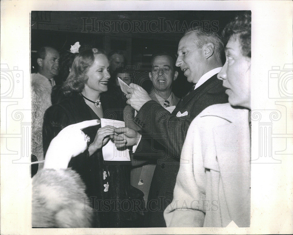 1945 Press Photo Mrs.Llyod Nolan, American Film-Televison Actor. with his wife. - Historic Images