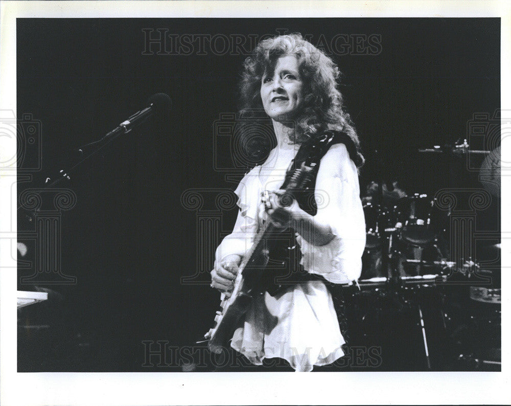 1991 Press Photo Musician Bonnie Raitt Performing In Concert Poplar Creek - Historic Images