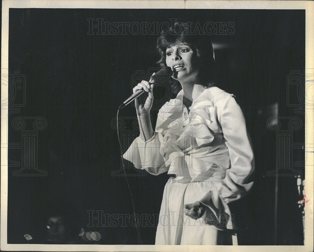 1975 Press Photo Singer Paula Ramsey Performing At Pinnacle Restaurant - Historic Images