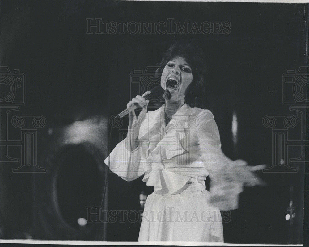 1975 Press Photo Singer Paula Ramsey Performing At Pinnacle Holiday Inn - Historic Images