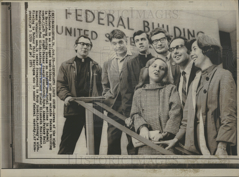 1971 Press Photo Defendants Alleged Bomb-Kidnap Plot  Federal Bldg.Harrisburg PA - Historic Images