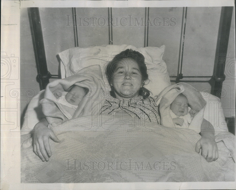 1947 Press Photo Mrs Alonzo T Williams, Twins Annette, Anise - Historic Images