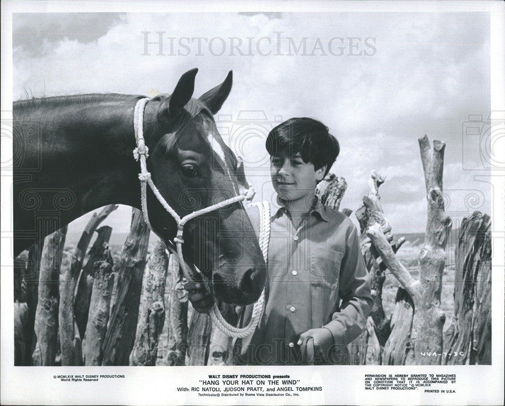 1969 Press Photo Ric Natoli, a Young Navajo Indian Admires a Colt - Historic Images