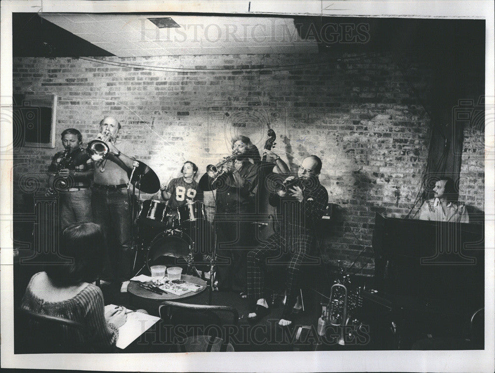 1975 Press Photo Cy Touff and Bobby Lewis and band - Historic Images