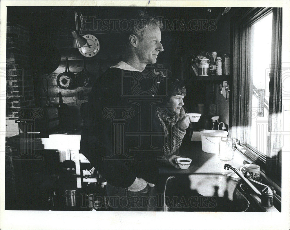 1982 Press Photo Dick Nancy Eberly Survey Land Kitchen Farm Galena Illinois - Historic Images