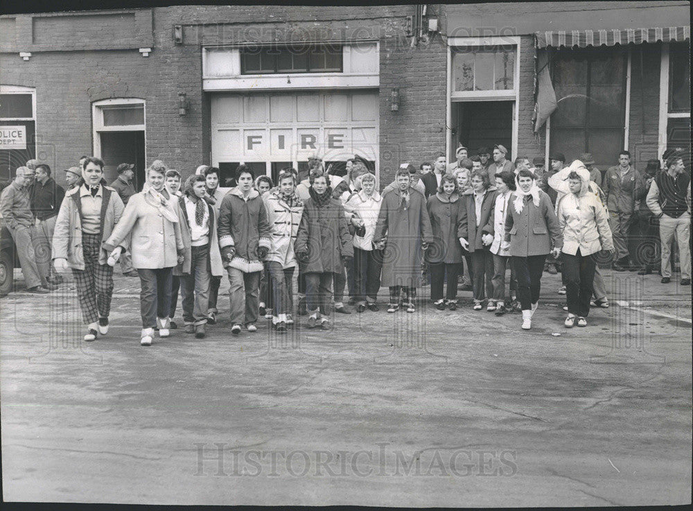 1957 Press Photo of Seniors Student of Sycamore High School. - Historic Images