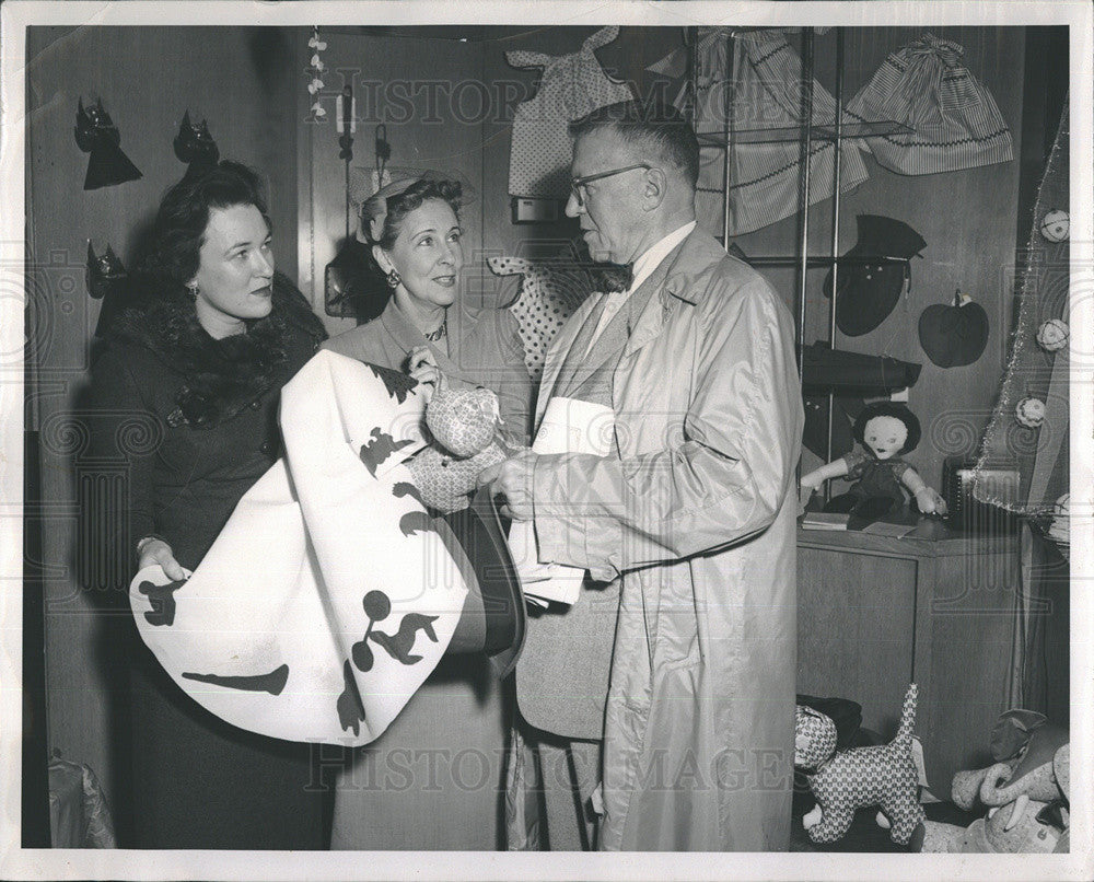 1953 Press Photo Mrs Gordon Monsen, Mrs Russel Luckow, Harold Pynchon - Historic Images