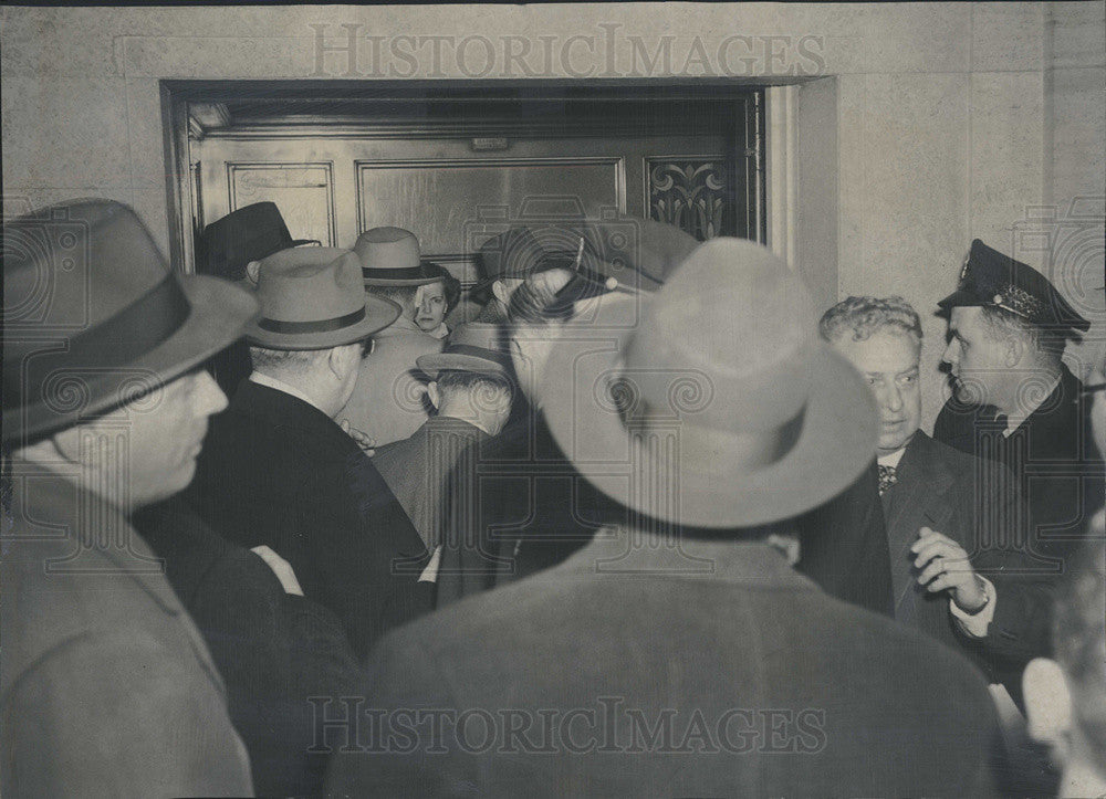 1952 Press Photo Reporters rush to the phones to call in the news of a trial end - Historic Images