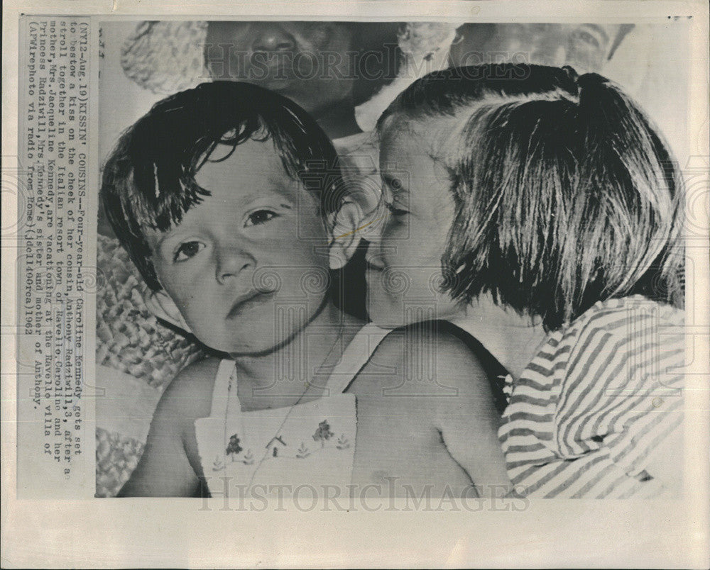 1962 Press Photo Caroline Kennedy Daughter President Kiss Cousin Anthony - Historic Images