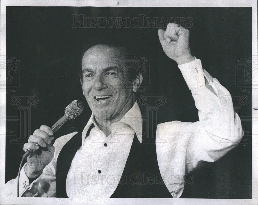 1976 Press Photo Comedian Jack Carter Performing Playboy Club Chicago - Historic Images