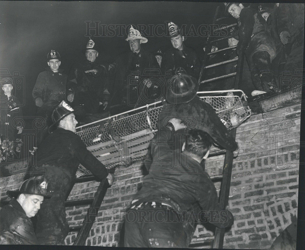 1958 Press Photo Firemen On Building Roof Rescuing Injured Firefighters Chicago - Historic Images