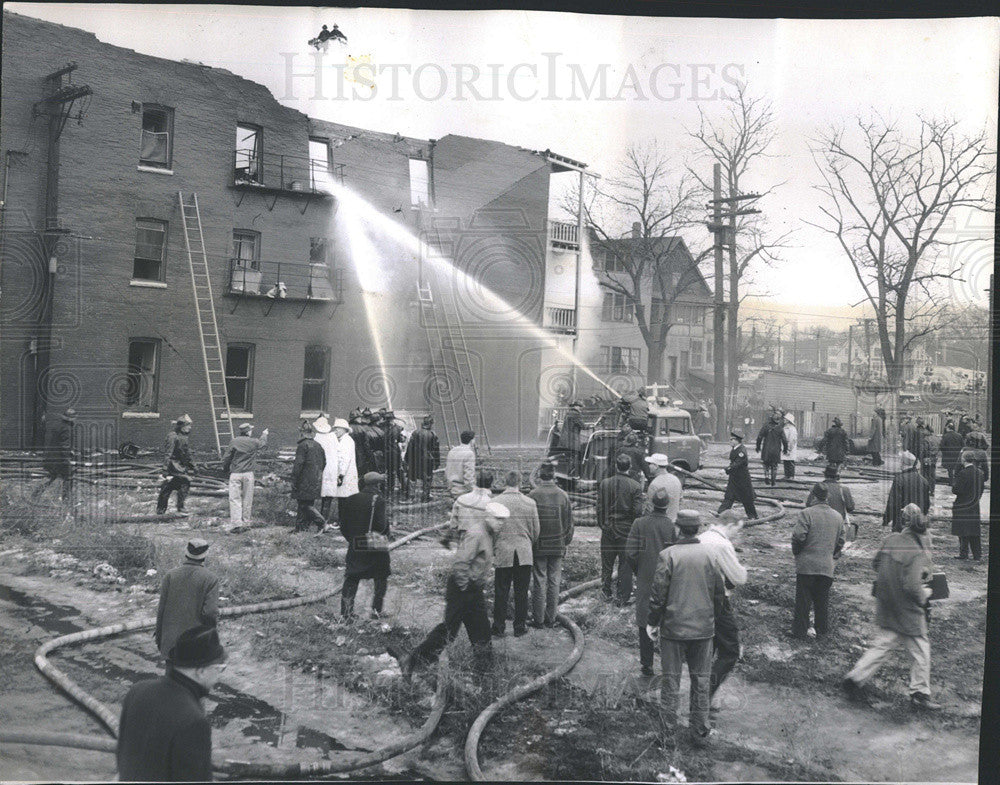 1962 Press Photo Chicago Burning Building Firemen Riding Snorkel Above - Historic Images