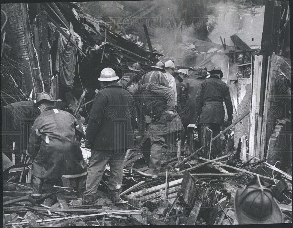 1962 Press Photo Firemen Searching Through Rubble Chief Thomas Hoff Chicago - Historic Images