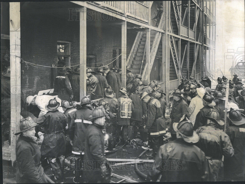 1962 Press Photo Firemen Rushing To Rescue Buried Collapsed Interior Chicago - Historic Images