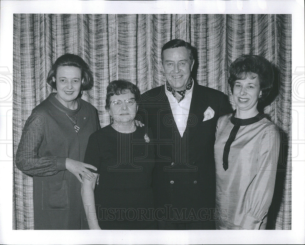 1968 Press Photo Ray Milland with members of the Whiting Quarter Century Club - Historic Images