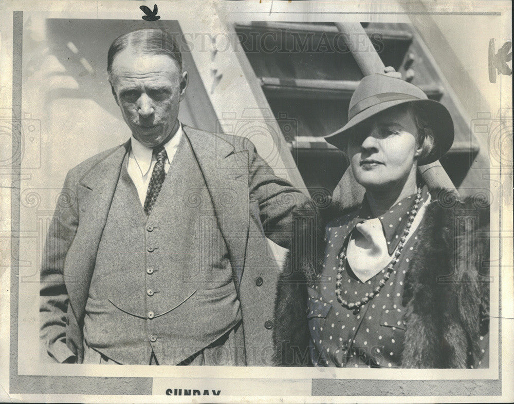 1963 Press Photo Author Sinclair Lewis and wife set sail for Europe - Historic Images